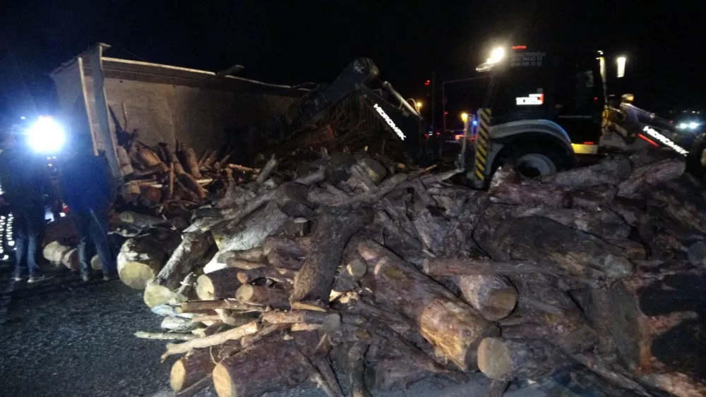 Antalya'da odun yüklü kamyon devrildi, trafik 3 saat durdu