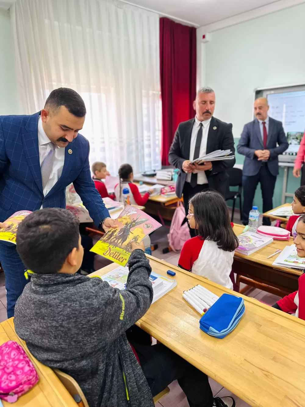 Kutadgu Bilig Dergisi ile kültürel bilinç gelişiyor Burdur Ülkü Ocakları’ndan anlamlı hediye