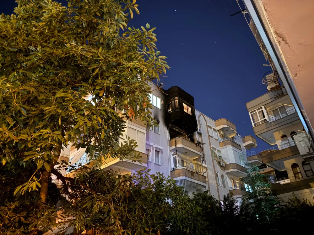 Alanya'da 5 katlı binada yangın1 kişi hayatını kaybetti