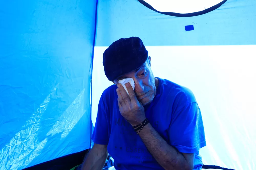 Kendisini bıçaklayıp uzaklaştırma alan eşini bankta yatarken görüp eve aldı, kendi evsiz kaldı