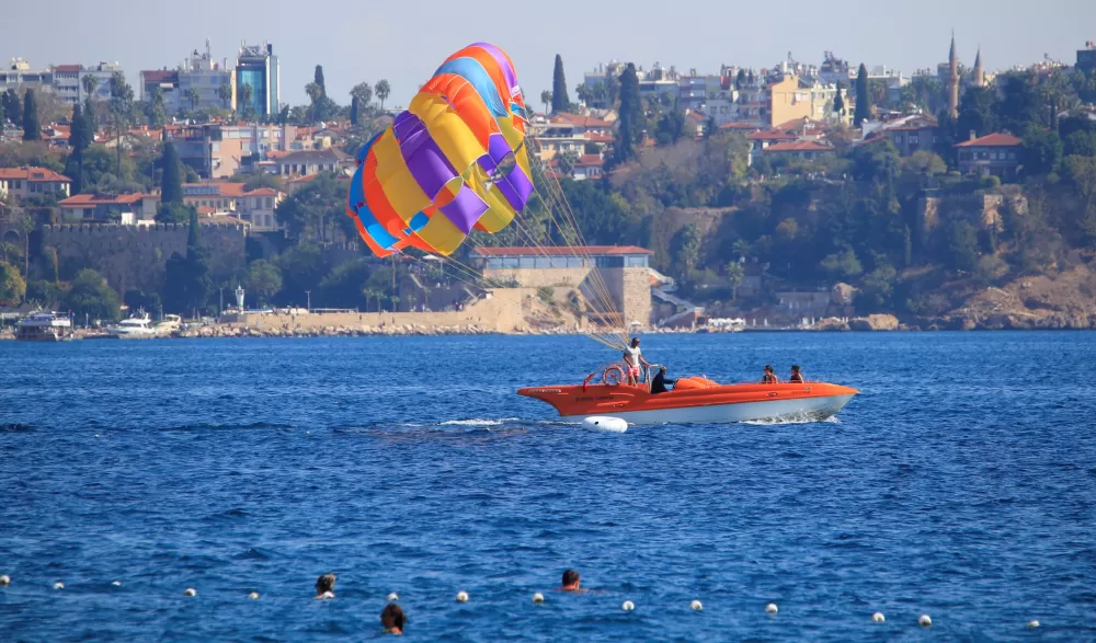 Hava sıcaklığı 26 dereceye çıktı, Antalya Konyaaltı sahili doldu