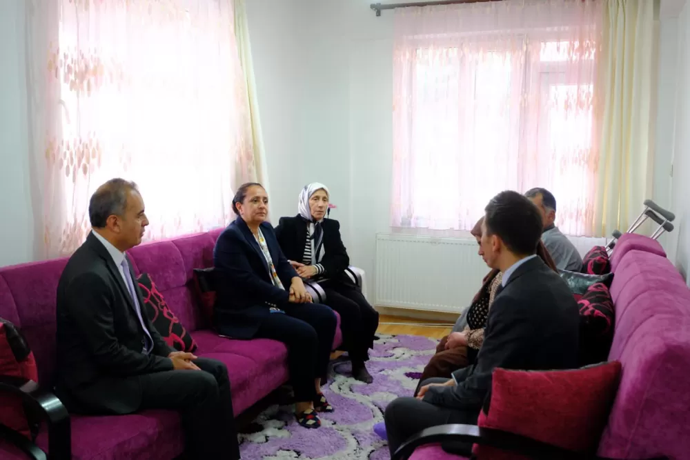 Burdur Valisi Bilgihan'dan ailelere anlamlı ziyaret