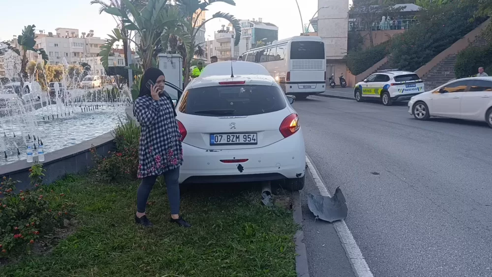 Otomobil refüje çıkıp sinyalizasyon direğini devirdi