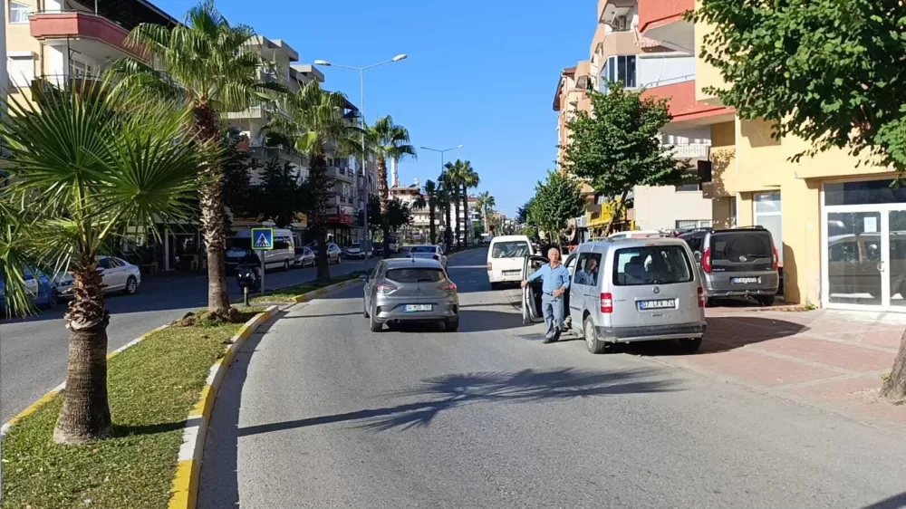 İşte Jawa Farkı Antalya'da Virajı alamayıp devrilen motosiklet sürücüsü otomobile çarptı sonrada motora binip gitti