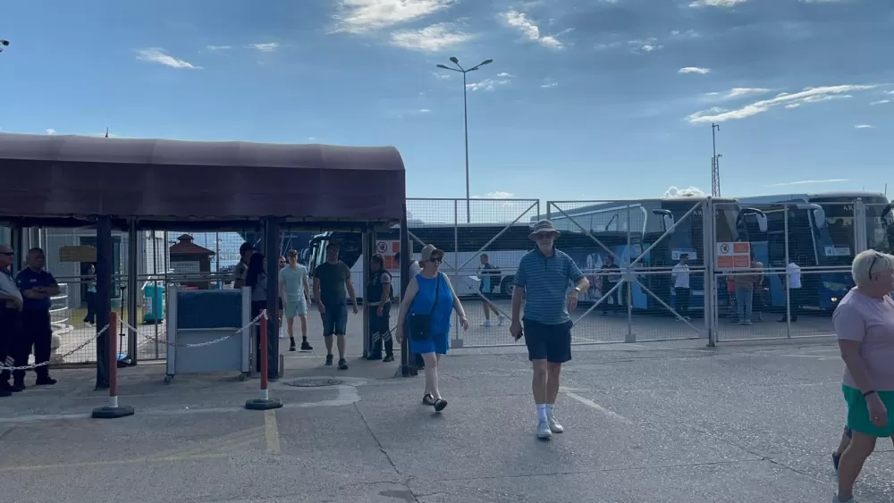 Lüks kruvaziyer bin 739 yolcu, 742 mürettebatıyla Alanya'ya demirledi