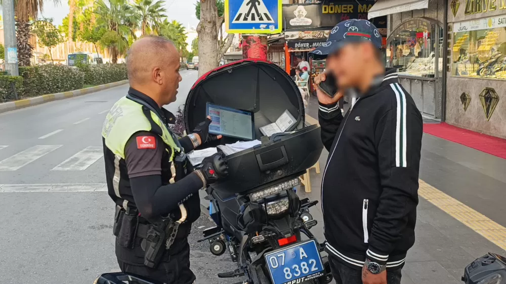 Antalya'da yayaya yol veren otomobile arkadan çaptı 41 bin 163 TL ceza yedi