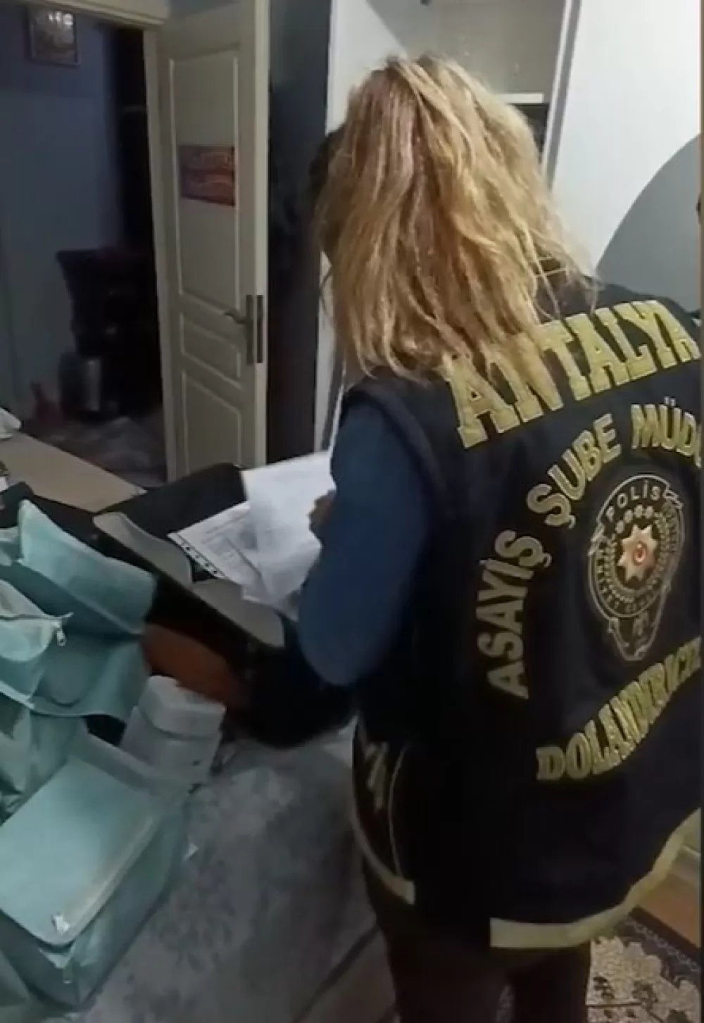 Engelli vatandaşın evini satıp parayı kız arkadaşının hesabına aktaran emlakçı yakalandı