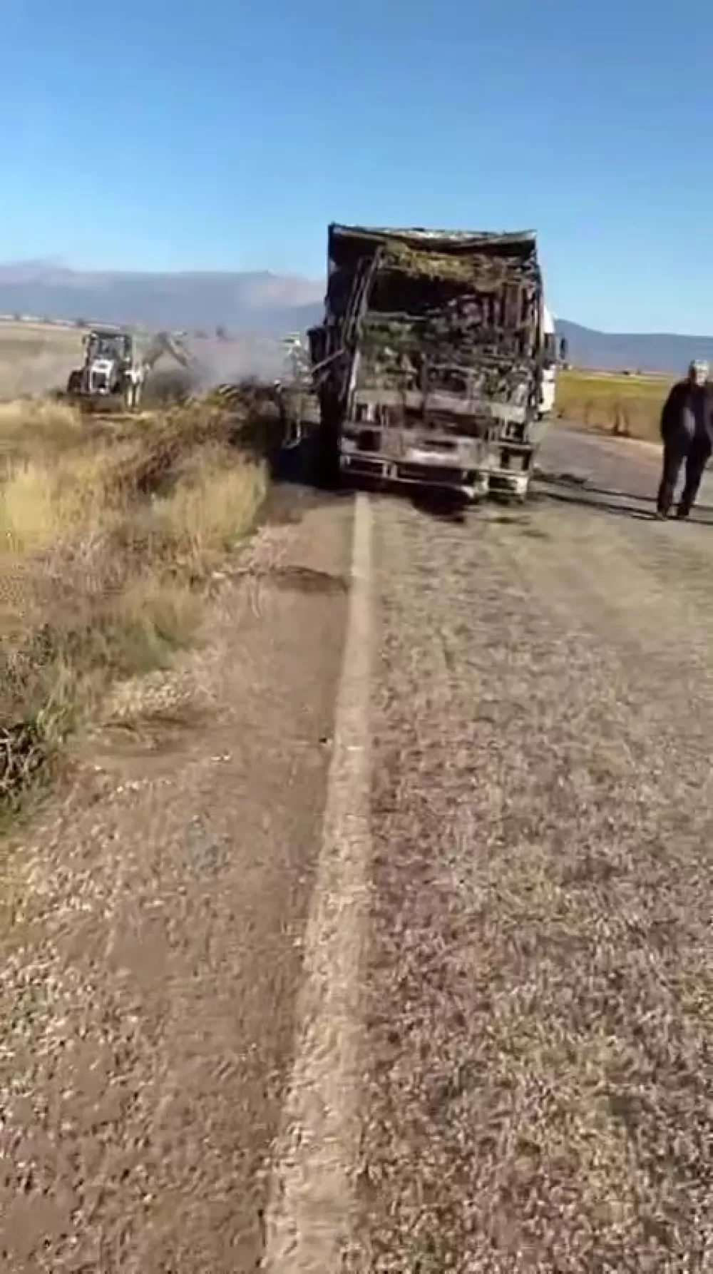 Saman yüklü kamyon yangın sonrası kullanılamaz hale geldi