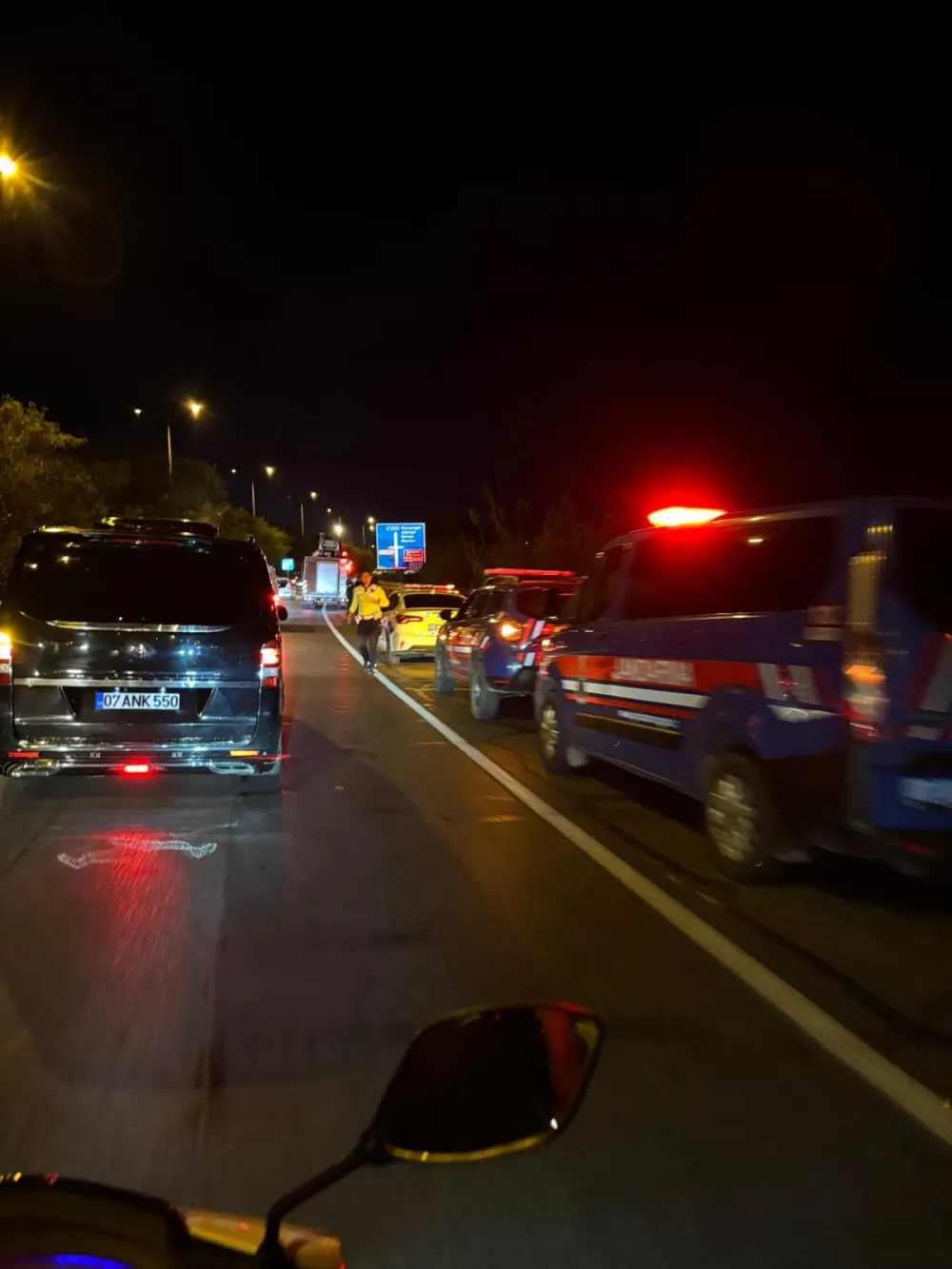 Çimento yüklü tır devrildi, şans eseri yaralanan olmadı