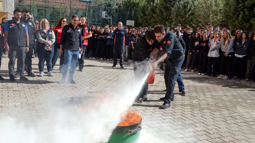Afet Risklerinin Azaltılması Gününde öğrencilere uygulamalı eğitim