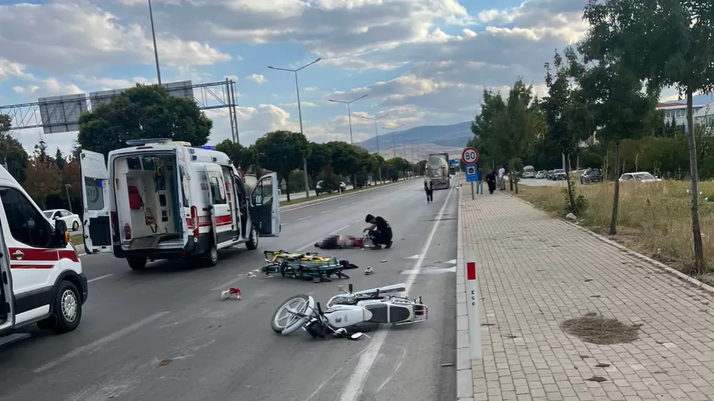 Afyonkarahisar'da tırın çarptığı motosikletteki 2 genç hayatını kaybetti.
