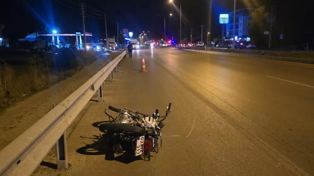 Afyonkarahisar Sinanpaşa^da  Otomobille motosikletin çarpıştığı kazada bir kişi öldü, 2 kişi yaralandı
