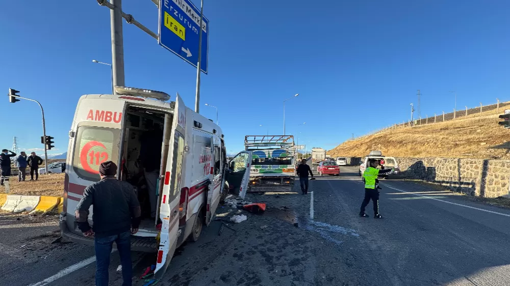 Ağrı’da ambulans kamyonetle çarpıştı 2’si ağır 7 yaralı