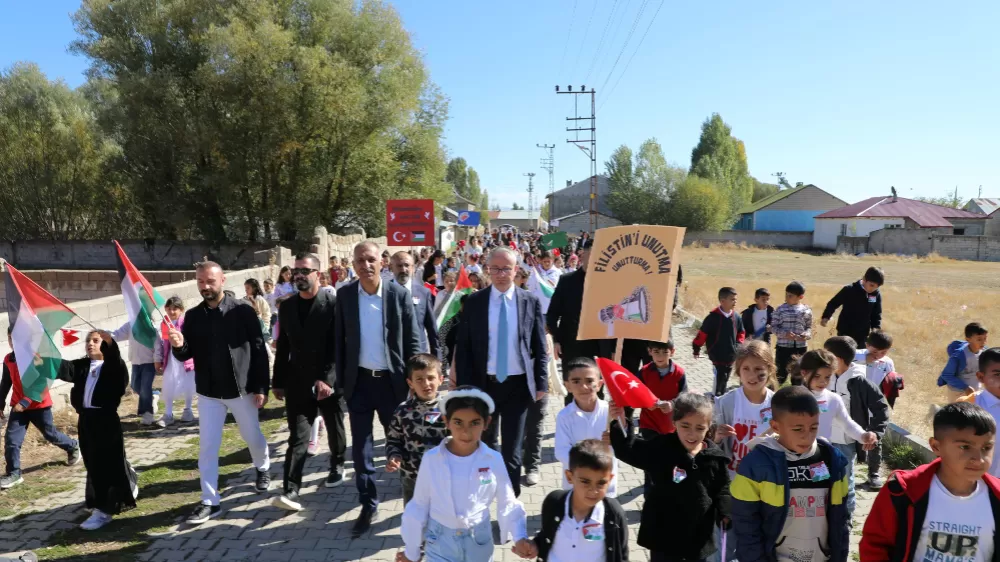 Ağrılı öğrenciler, Gazze’deki ihtiyaç sahipleri için hayır panayırı düzenledi