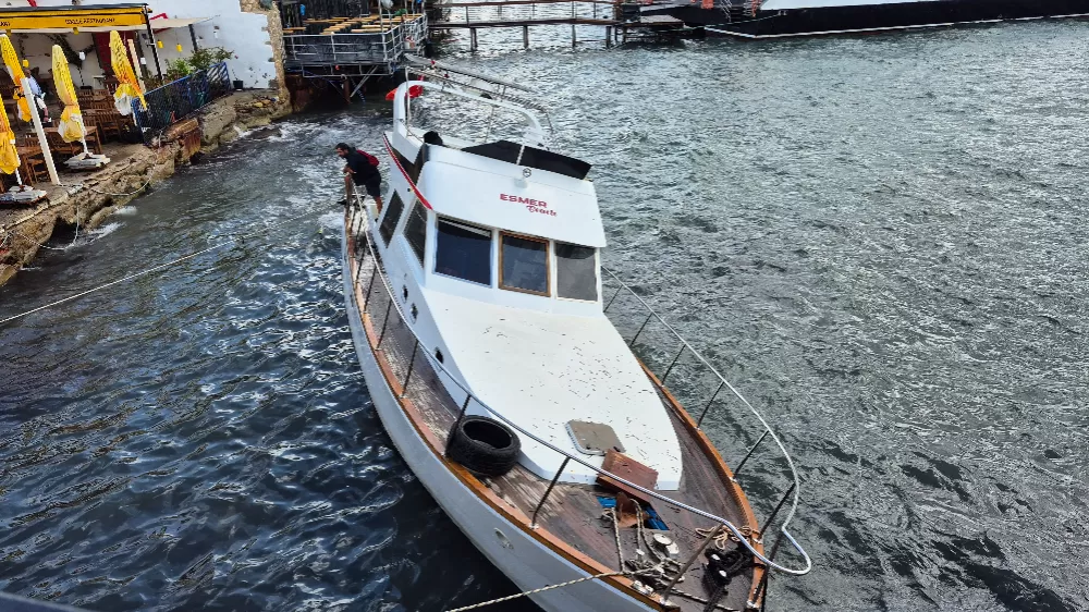 Ahşap tekne kıyıya vurdu