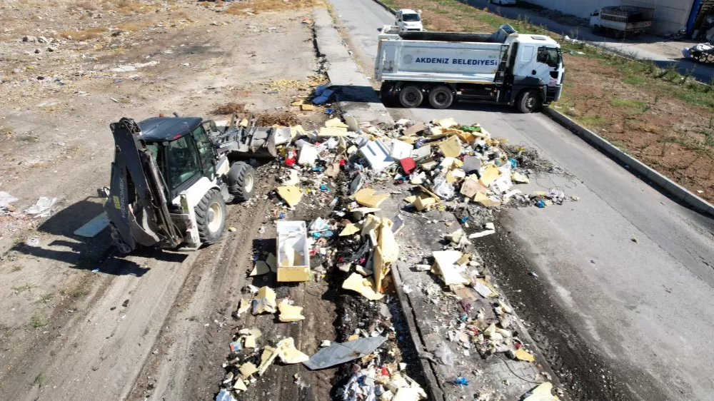  Akdeniz Belediyesi ekipleri aynı bölgede tonlarca çöp ve hurda topladı