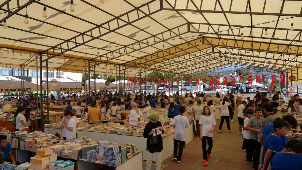 Alanya Kitap Fuarı'na öğrencilerden yoğun ilgi
