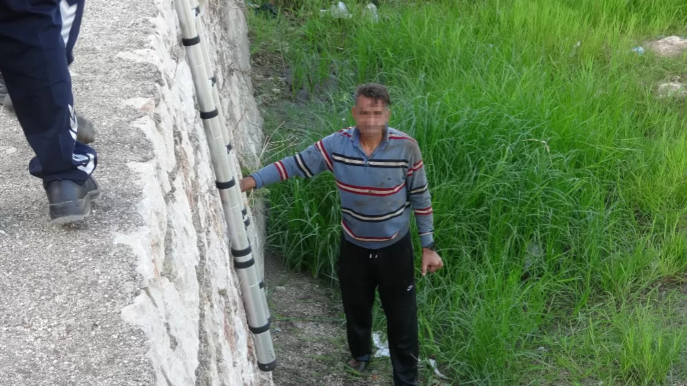 Alkolün etkisiyle su kanalına düştü, köpeğinin havlamasıyla fark edilerek kurtarıldı