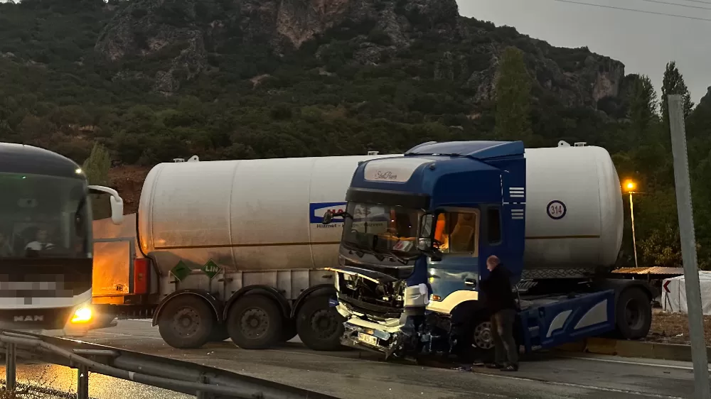 Antalya Bucak Burdur Karayolu Çeltikçibelin'de makaslayan tır nedeniyle yol kapandı