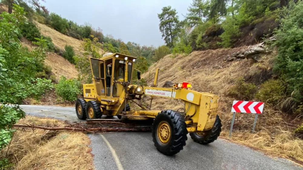 Antalya Büyükşehir Belediyesi ekiplerinden yağmur mesaisi