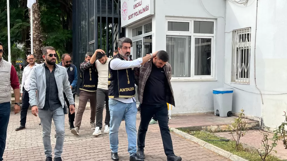 Antalya'da 2 kişinin ölümüyle sonuçlanan silahlı kavga şüphelileri adliyeye sevk edildi