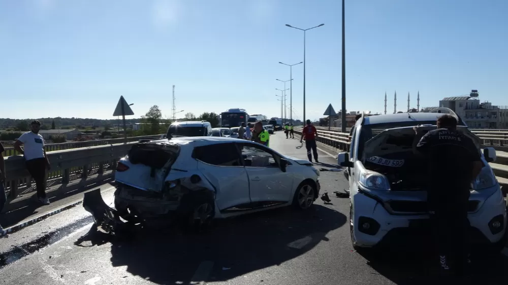 Antalya'da 4 araçlı zincirleme kaza