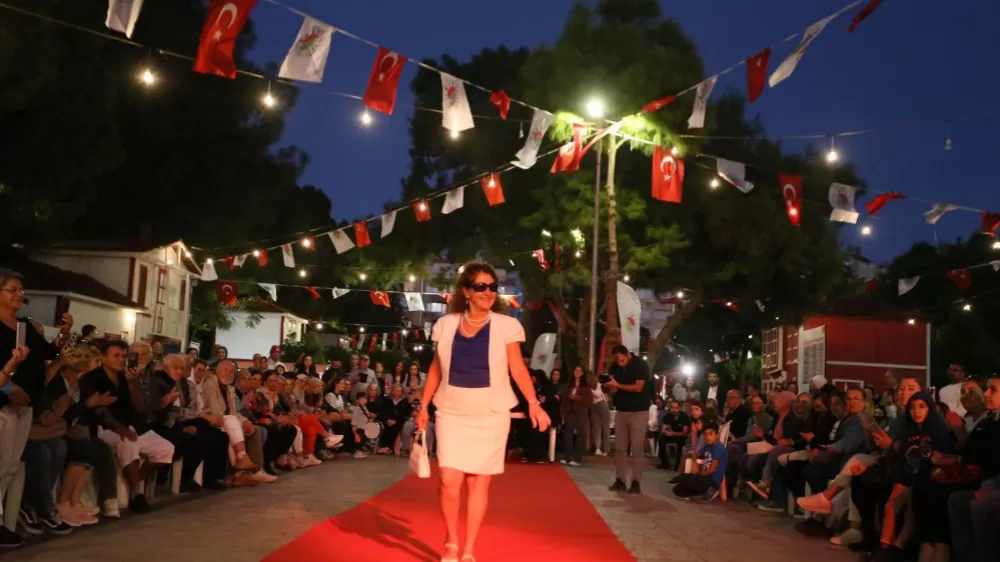 Antalya'da 60 yaş üstü öğrenciler podyumda mankenlere taş çıkardı