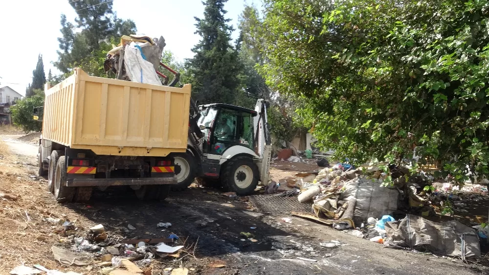 Antalya'da atık malzemelerin istiflendiği 8 noktadan 30 kamyon çöp çıktı