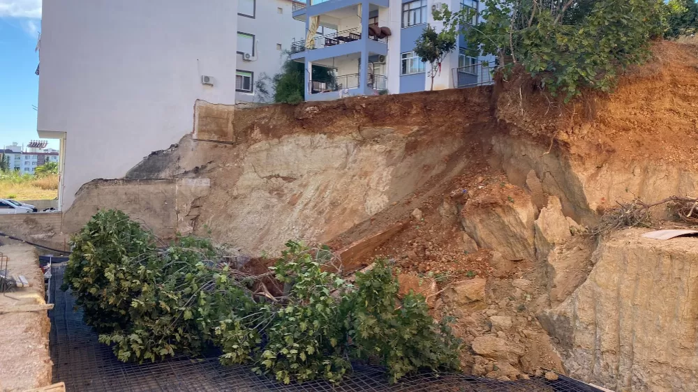 Antalya'da bir evi tahliye ettiren inşaat temelinde ikinci toprak kayması
