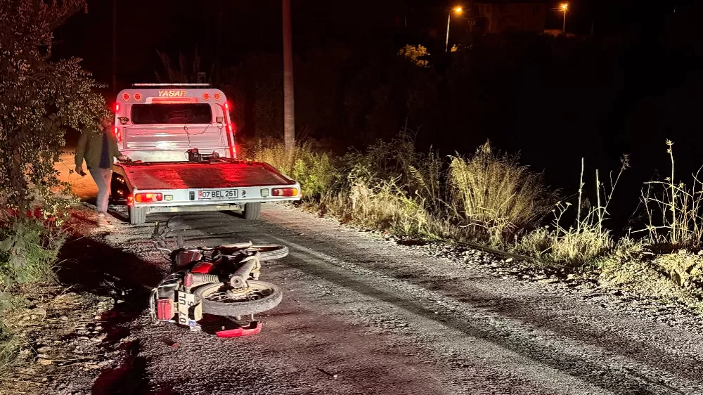 Antalya'da devrilen motosikletin alkollü sürücüsü yaralandı