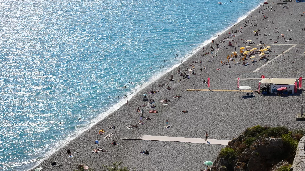 Antalya'da güneş yeniden yüzünü gösterdi, sahiller doldu