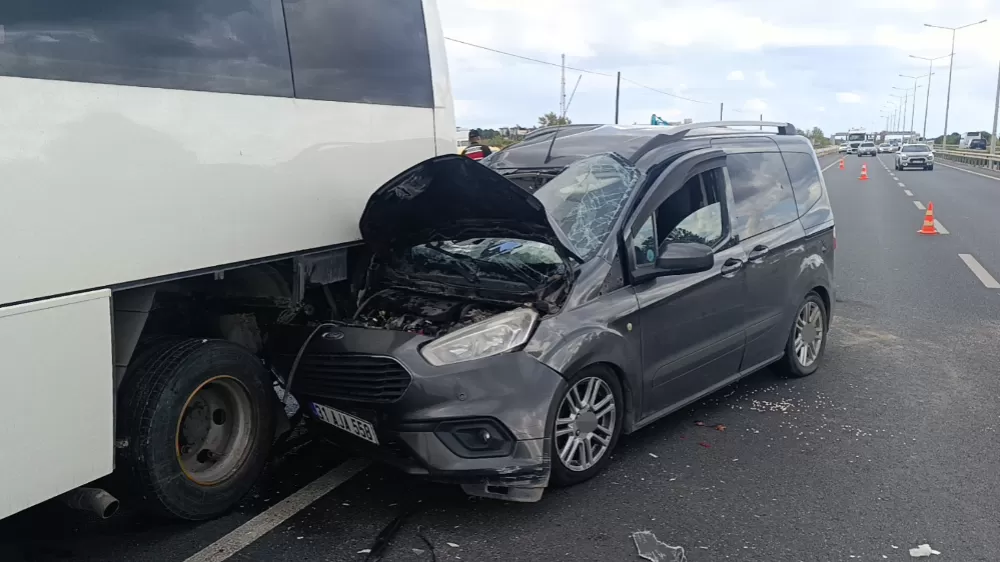 Antalya'da hafif ticari araç midibüse çarptı: 1'i ağır 2 yaralı