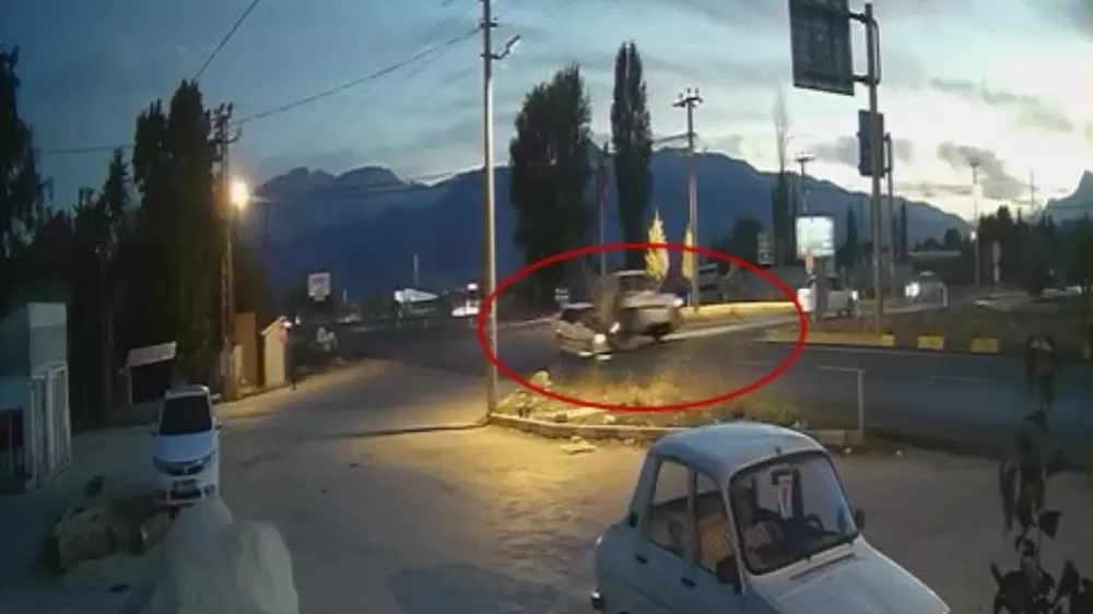 Antalya'da hafif ticari araçla otomobil çarpıştı: 4 yaralı