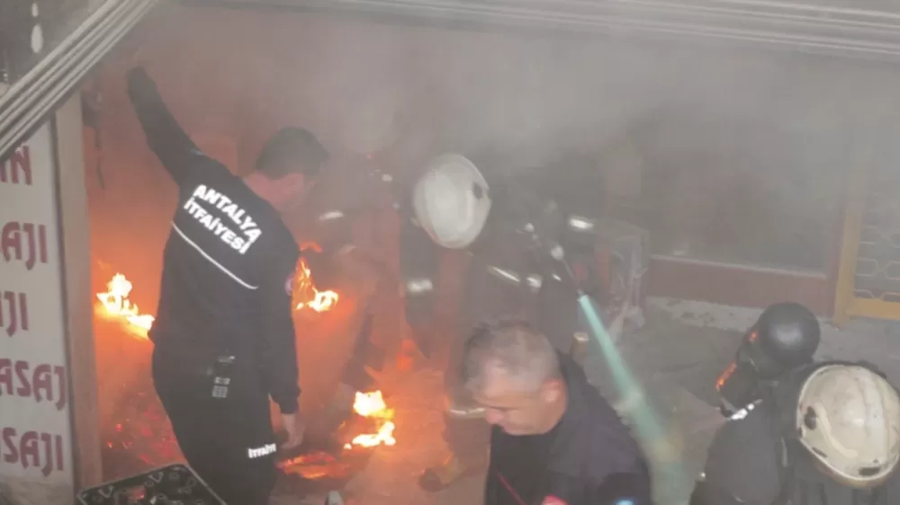Antalya'da iş hanının bodrumunda çıkan yangın korkuttu