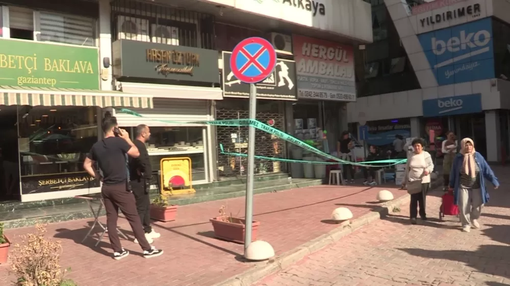 Antalya'da kameraları boyayıp, çelik kasayı delerek kuyumcudan 5 kilo altın çalıp kaçtılar