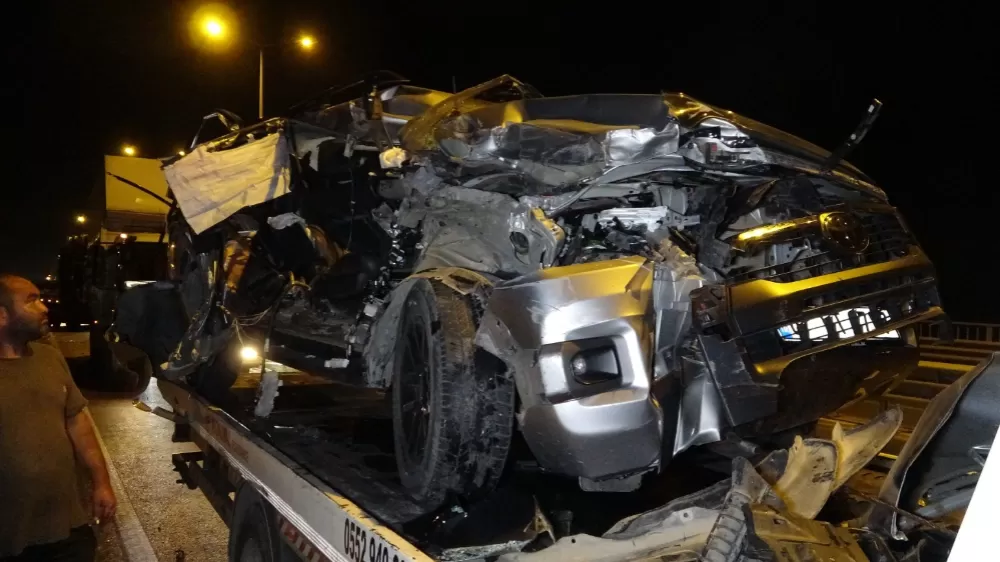 Antalya'da kamyonla çarpışan pikap hurdaya döndü: 1 yaralı