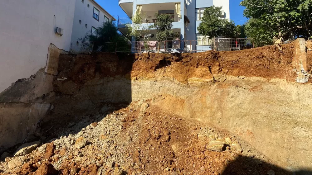 Antalya'da kazı sırasında toprak kayması yaşanan alan görüntülendi