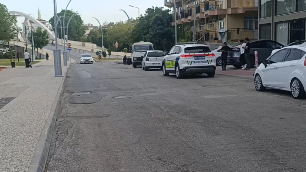 Antalya'da motosiklet ile yaya çarpıştı 2 kişi yaralandı