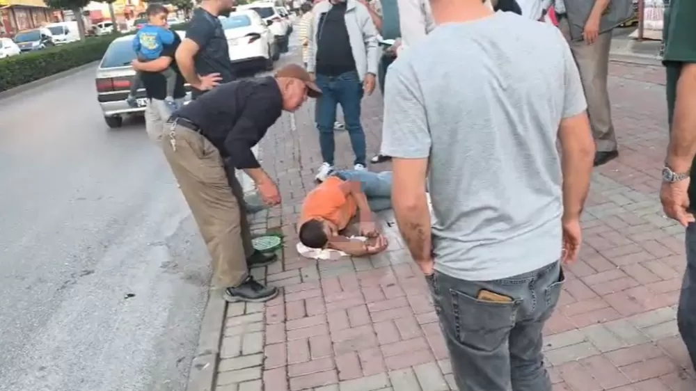 Antalya'da otomobile çarpan motosiklet sürücüsü havada takla atıp yere düştü