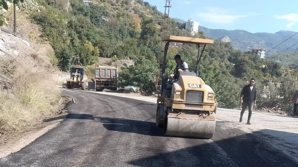 Antalya'da yolların kışa hazırlanma çalışmaları aralıksız sürüyor