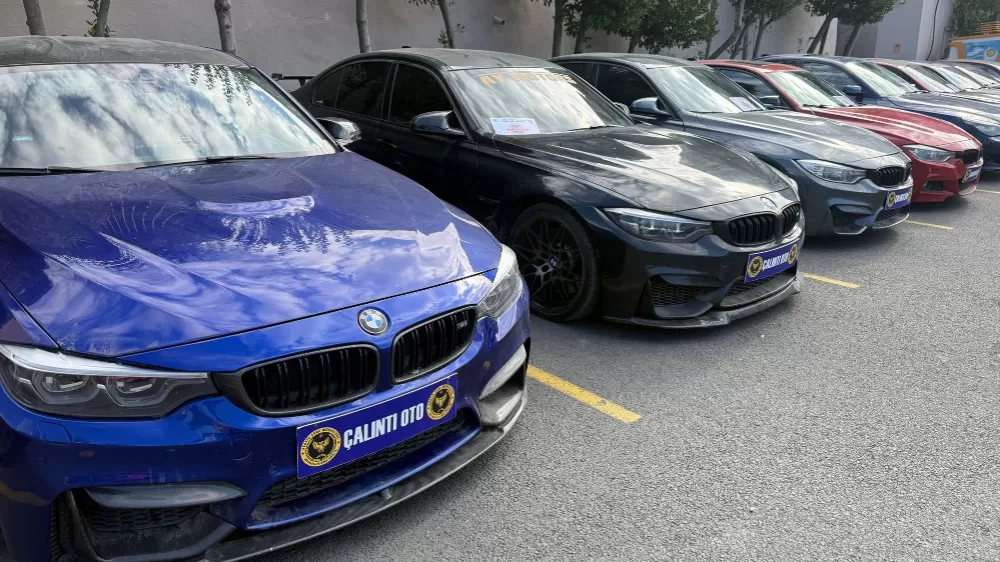 Antalya ve 12 ilde yapılan  Operasyonlarda ele geçirildiler, Lüks araçların şasi ve motor numaralarını değiştirip 300 milyon liralık vurgun yapan çete çökertildi