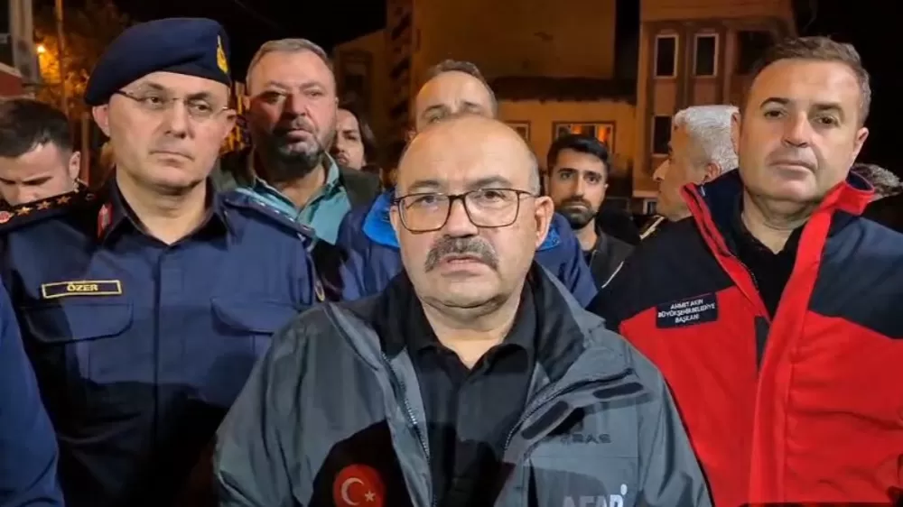 Balıkesir Valisi Ustaoğlu  Deprem kaynaklı Can kaybı bulunmuyor Balıkesir'de  okullar deprem nedeniyle 1 gün tatil edildi