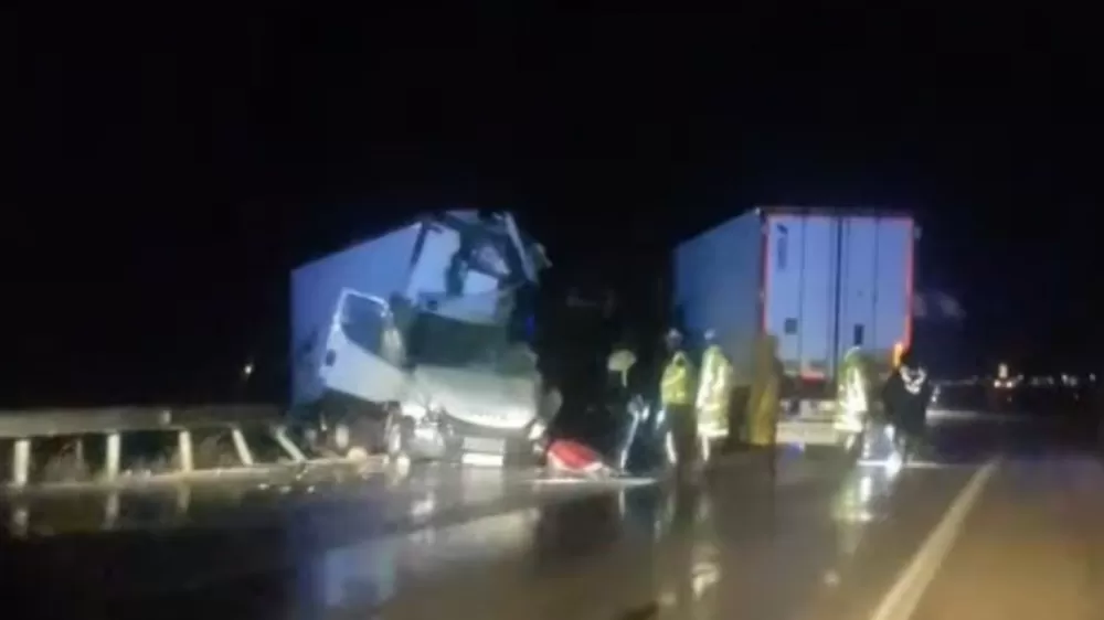  Beyşehir-Antalya kara yolunda kamyonet ile tır Çarpıştı  1ölü 2 yaralı 