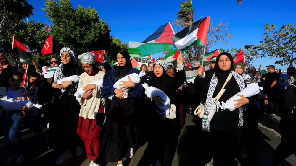  Binlerce Antalyalı , ellerinde kefene sarılmış bebeklerle Gazze'deki katliama tepki gösterdiler
