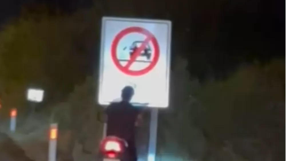 Böyle kaza görülmedi, motosiklet sürücüsü yol kenarındaki ‘çöp atma' yazılı uyarı levhasına kafasını çarptı