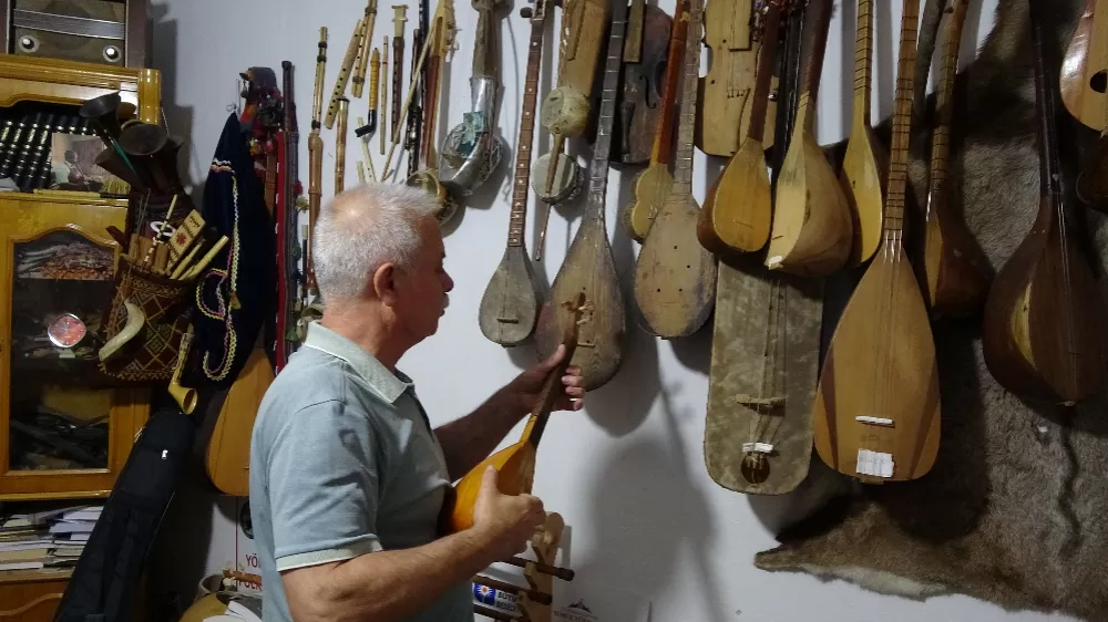 Burdur'da sipsi ustası Bedel Hayatını Kaybeden Sanatçıların sazlarını ve eskiciden Hurdacılardan topluyor  