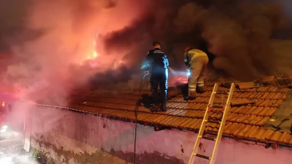  Bursa’da 4 dükkan yanarak  kullanılamaz hale geldi 