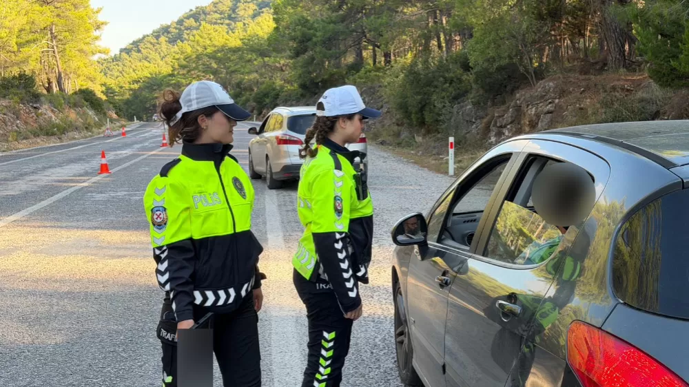 Çeşme-İzmir eski yolunun trafik güvenliği kadın polis memurlarına emanet