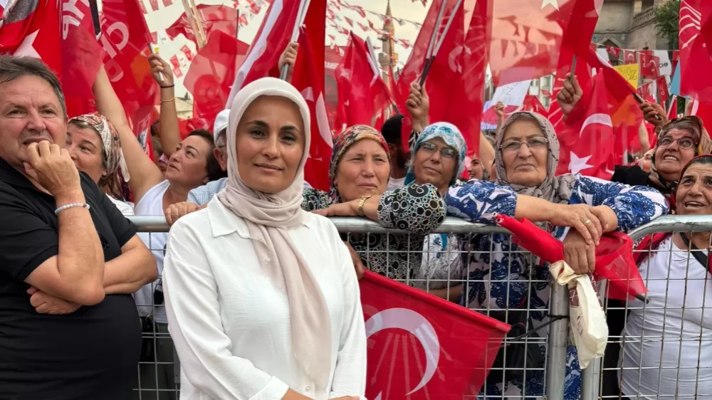 CHP Aksu Kadın Kolları Başkanı Menzil Çakmak görevinden istifa etti