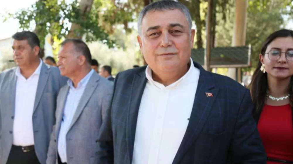 CHP'den istifa eden Antalya Aksu Belediye Başkanı İsa Yıldırım'dan CHP ve Böcek'e Sert Eleştiriler Aksu'ya Hizmet için Ak Parti'ye geçebilirim 